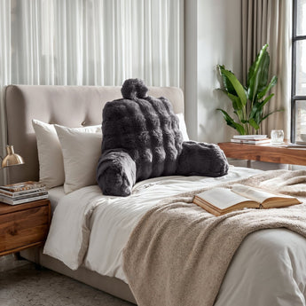 Bedrest Pompom Antraciet – Luxe Faux Fur Rugsteunkussen met Pompom (34x50 cm) - Dromen & Wonen