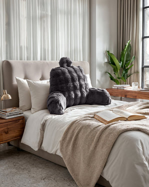 Bedrest Pompom Antraciet – Luxe Faux Fur Rugsteunkussen met Pompom (34x50 cm) - Dromen & Wonen