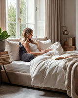 Bedrest Pompom Antraciet – Luxe Faux Fur Rugsteunkussen met Pompom (34x50 cm) - Dromen & Wonen