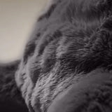 Bedrest Pompom Antraciet – Luxe Faux Fur Rugsteunkussen met Pompom (34x50 cm) - Dromen & Wonen