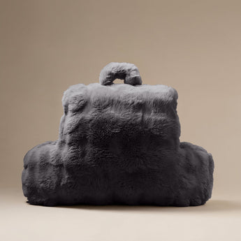 Bedrest Pompom Antraciet – Luxe Faux Fur Rugsteunkussen met Pompom (34x50 cm) - Dromen & Wonen