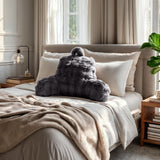 Bedrest Pompom Antraciet – Luxe Faux Fur Rugsteunkussen met Pompom (34x50 cm) - Dromen & Wonen