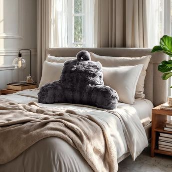 Bedrest Pompom Antraciet – Luxe Faux Fur Rugsteunkussen met Pompom (34x50 cm) - Dromen & Wonen