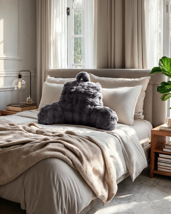 Bedrest Pompom Antraciet – Luxe Faux Fur Rugsteunkussen met Pompom (34x50 cm) - Dromen & Wonen