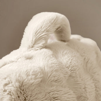 Bedrest Pompom Beige – Luxe Faux Fur Rugsteunkussen met Pompom (34x50 cm) - Dromen & Wonen