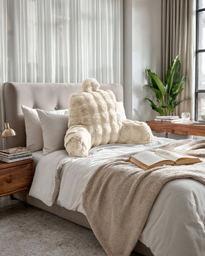 Bedrest Pompom Beige – Luxe Faux Fur Rugsteunkussen met Pompom (34x50 cm) - Dromen & Wonen