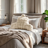 Bedrest Pompom Beige – Luxe Faux Fur Rugsteunkussen met Pompom (34x50 cm) - Dromen & Wonen
