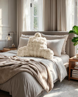 Bedrest Pompom Beige – Luxe Faux Fur Rugsteunkussen met Pompom (34x50 cm) - Dromen & Wonen