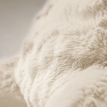 Bedrest Pompom Beige – Luxe Faux Fur Rugsteunkussen met Pompom (34x50 cm) - Dromen & Wonen