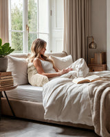 Bedrest Pompom Beige – Luxe Faux Fur Rugsteunkussen met Pompom (34x50 cm) - Dromen & Wonen