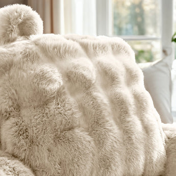 Bedrest Pompom Beige – Luxe Faux Fur Rugsteunkussen met Pompom (34x50 cm) - Dromen & Wonen