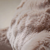 Bedrest Pompom Taupe – Luxe Faux Fur Rugsteunkussen met Pompom (34x50 cm) - Dromen & Wonen