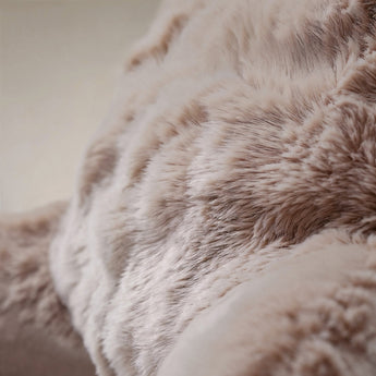 Bedrest Pompom Taupe – Luxe Faux Fur Rugsteunkussen met Pompom (34x50 cm) - Dromen & Wonen