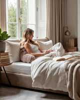 Bedrest Pompom Taupe – Luxe Faux Fur Rugsteunkussen met Pompom (34x50 cm) - Dromen & Wonen