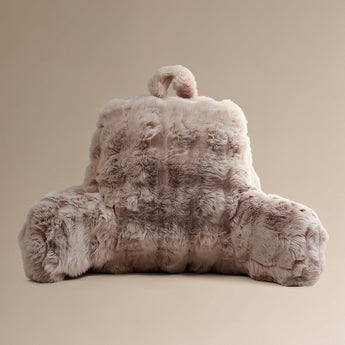 Bedrest Pompom Taupe – Luxe Faux Fur Rugsteunkussen met Pompom (34x50 cm) - Dromen & Wonen