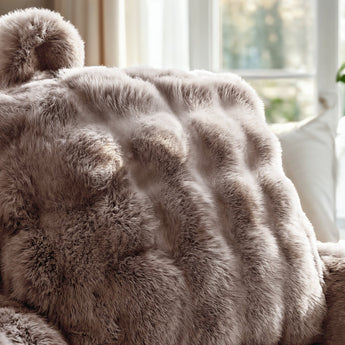 Bedrest Pompom Taupe – Luxe Faux Fur Rugsteunkussen met Pompom (34x50 cm) - Dromen & Wonen