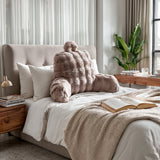 Bedrest Pompom Taupe – Luxe Faux Fur Rugsteunkussen met Pompom (34x50 cm) - Dromen & Wonen