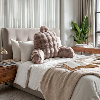 Bedrest Pompom Taupe – Luxe Faux Fur Rugsteunkussen met Pompom (34x50 cm) - Dromen & Wonen