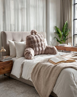 Bedrest Pompom Taupe – Luxe Faux Fur Rugsteunkussen met Pompom (34x50 cm) - Dromen & Wonen