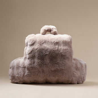 Bedrest Pompom Taupe – Luxe Faux Fur Rugsteunkussen met Pompom (34x50 cm) - Dromen & Wonen