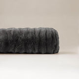 Bodypillow Pompom Antraciet – Extra Lang & Luxe Sierkussen van Faux Fur (140 cm) - Dromen & Wonen