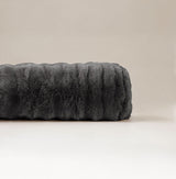 Bodypillow Pompom Antraciet – Extra Lang & Luxe Sierkussen van Faux Fur (140 cm) - Dromen & Wonen