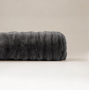 Bodypillow Pompom Antraciet – Extra Lang & Luxe Sierkussen van Faux Fur (140 cm) - Dromen & Wonen