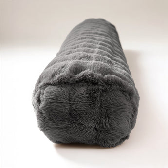 Bodypillow Pompom Antraciet – Extra Lang & Luxe Sierkussen van Faux Fur (140 cm) - Dromen & Wonen