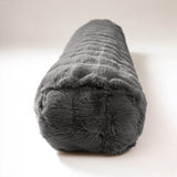 Bodypillow Pompom Antraciet – Extra Lang & Luxe Sierkussen van Faux Fur (140 cm) - Dromen & Wonen