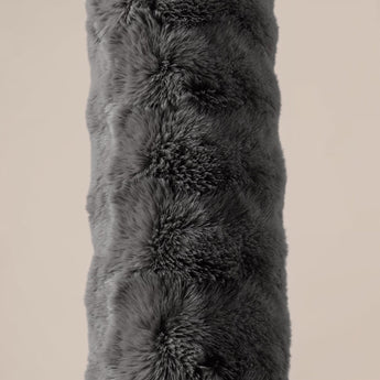 Bodypillow Pompom Antraciet – Extra Lang & Luxe Sierkussen van Faux Fur (140 cm) - Dromen & Wonen