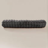 Bodypillow Pompom Antraciet – Extra Lang & Luxe Sierkussen van Faux Fur (140 cm) - Dromen & Wonen