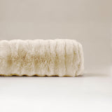 Bodypillow Pompom Beige – Extra Lang & Luxe Sierkussen van Faux Fur (140 cm) - Dromen & Wonen