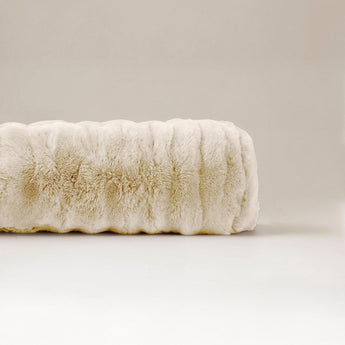 Bodypillow Pompom Beige – Extra Lang & Luxe Sierkussen van Faux Fur (140 cm) - Dromen & Wonen