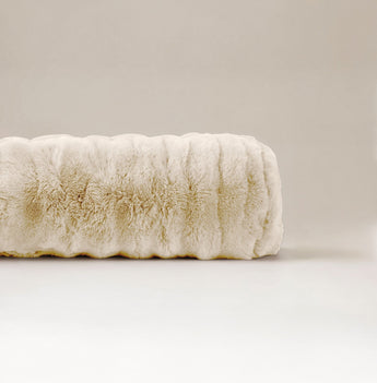 Bodypillow Pompom Beige – Extra Lang & Luxe Sierkussen van Faux Fur (140 cm) - Dromen & Wonen