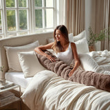 Bodypillow Pompom Taupe – Extra Lang & Luxe Sierkussen van Faux Fur (140 cm) - Dromen & Wonen