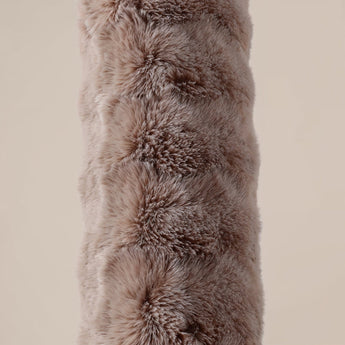 Bodypillow Pompom Taupe – Extra Lang & Luxe Sierkussen van Faux Fur (140 cm) - Dromen & Wonen