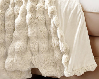 Pom Rabbit Fur Plaid Beige 150x200 cm – Luxe Imitatie Konijnenbont met Velvet Achterzijde - Dromen & Wonen