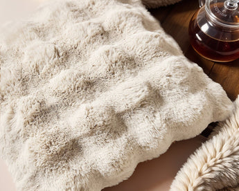 Pom Rabbit Fur Sierkussen Beige 50x50 cm – Zacht Imitatie Konijnenbont met Rits - Dromen & Wonen