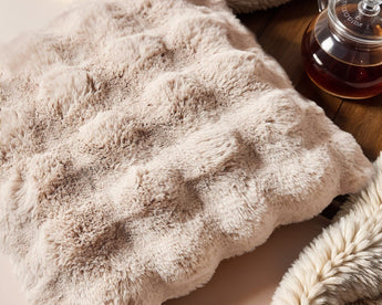 Pom Rabbit Fur Sierkussen Zand 50x50 cm – Zacht Imitatie Konijnenbont met Rits - Dromen & Wonen