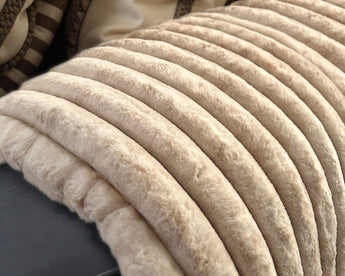 Rib Rabbit Fur Plaid Zand 150x200 cm – Luxe Imitatie Konijnenbont met Ribstructuur - Dromen & Wonen