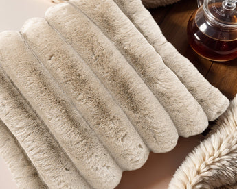 Rib Rabbit Fur Sierkussen Zand 50x50 cm – Zacht Imitatie Konijnenbont met Rits - Dromen & Wonen