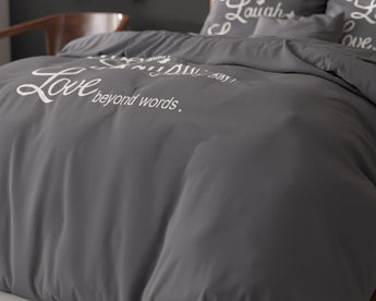 Sleeptime Live,laugh and love Antraciet Dekbedovertrek - Dromen & Wonen